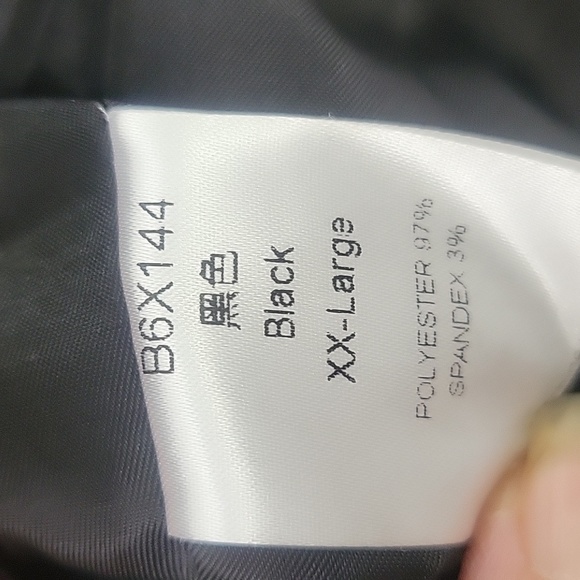 Black Long-Sleeved Women's Blazer with Shoulder Pads and Front Pocket - Picture 6 of 6